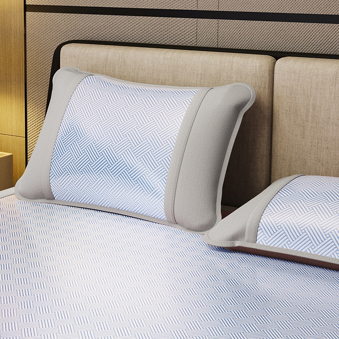 91家纺网 家纺一手货源 找家纺 阿牛席业 2025新款水洗冰晶系列-宽头绣复无纺布条席 饼干花-蓝-反面无纺布款条席