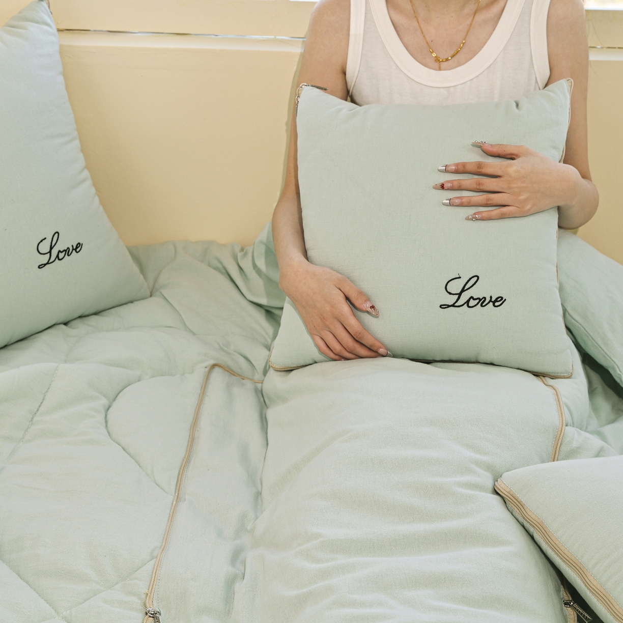 91家纺网 家纺一手货源 找家纺 番茄+ 2025新款全棉麻感纯色抱枕被 浅蓝