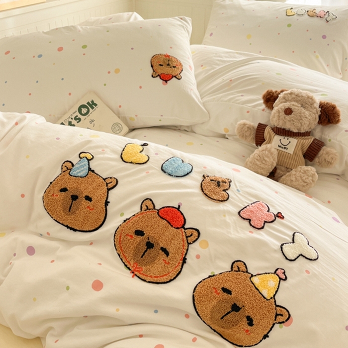 91家纺网 家纺一手货源 找家纺 葡萄家 2025专版高克重超萌卡通格子双拼毛巾绣软糯糯水洗棉四件套 糖果卡皮巴拉