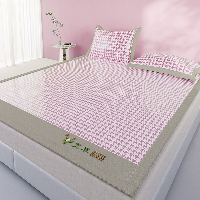 91家纺网 家纺一手货源 找家纺 阿牛席业 2025新款水洗冰晶系列-宽头绣复三明治条席 大千鸟格-粉-反面三明治款条席