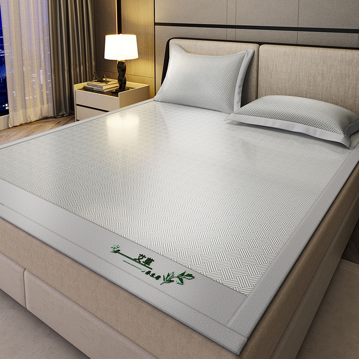 91家纺网 家纺一手货源 找家纺 阿牛席业 2025新款水洗冰晶系列-宽头绣复三明治条席 饼干花-灰-反面三明治款条席