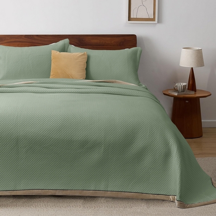 91家纺网 家纺一手货源 找家纺 恩和家纺 2025新款包边款星光压花床盖 浅军绿