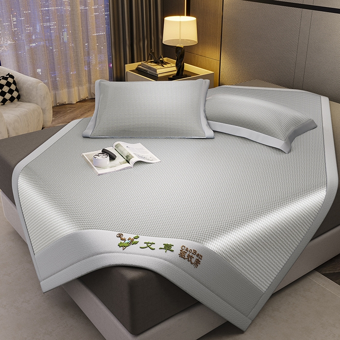 91家纺网 家纺一手货源 找家纺 阿牛席业 2025新款水洗冰晶系列-宽头绣复三明治条席 小牙格-灰-反面三明治款条席