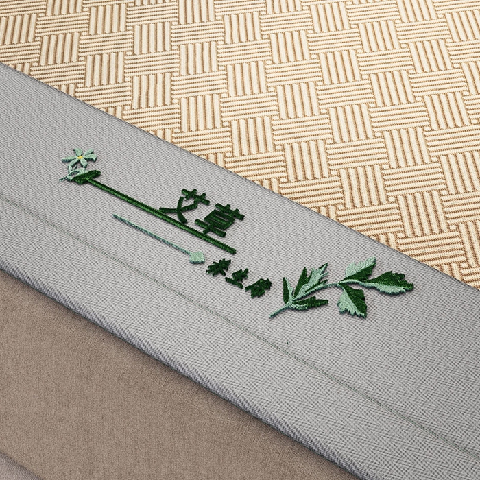 91家纺网 家纺一手货源 找家纺 阿牛席业 2025新款水洗冰晶系列-宽头绣复三明治条席 饼干花-咖-反面三明治款条席