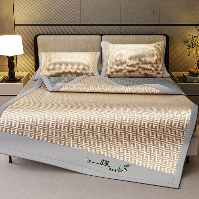 91家纺网 家纺一手货源 找家纺 阿牛席业 2025新款水洗冰晶系列-宽头绣复三明治条席 饼干花-咖-反面三明治款条席