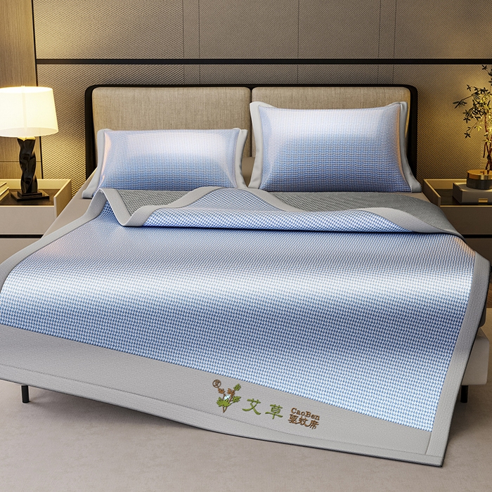 91家纺网 家纺一手货源 找家纺 阿牛席业 2025新款水洗冰晶系列-宽头绣复三明治条席 小牙格-蓝-反面三明治款条席