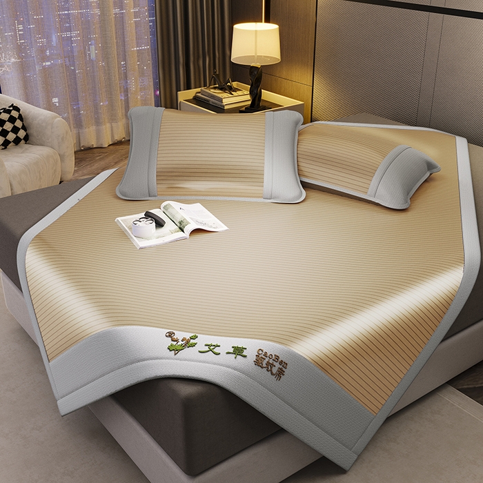 91家纺网 家纺一手货源 找家纺 阿牛席业 2025新款水洗冰晶系列-宽头绣复无纺布条席 水云间-咖-反面无纺布款条席