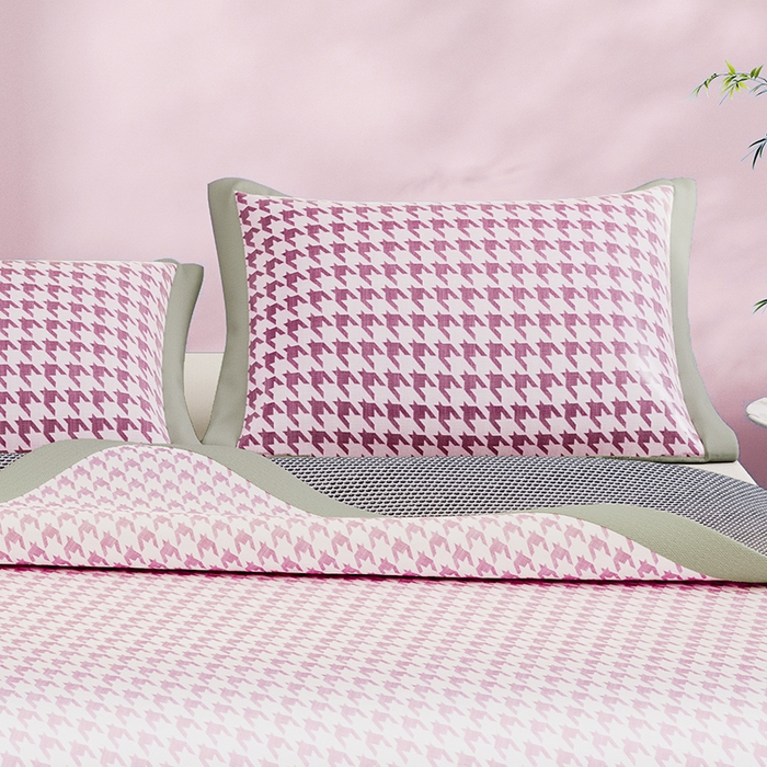 91家纺网 家纺一手货源 找家纺 阿牛席业 2025新款水洗冰晶系列-宽头绣复三明治条席 大千鸟格-粉-反面三明治款条席