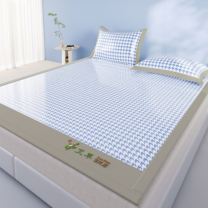 91家纺网 家纺一手货源 找家纺 阿牛席业 2025新款水洗冰晶系列-宽头绣复三明治条席 大千鸟格-蓝-反面三明治款条席