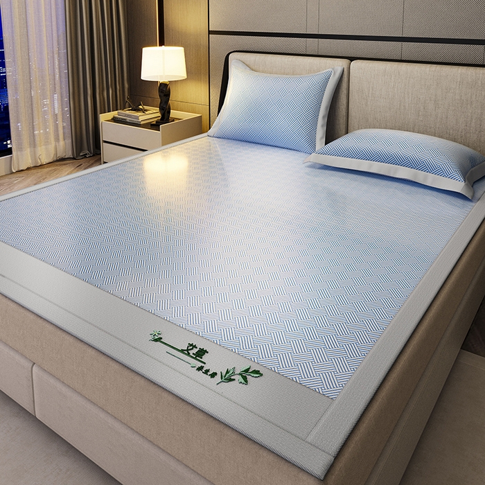 91家纺网 家纺一手货源 找家纺 阿牛席业 2025新款水洗冰晶系列-宽头绣复三明治条席 饼干花-蓝-反面三明治款条席