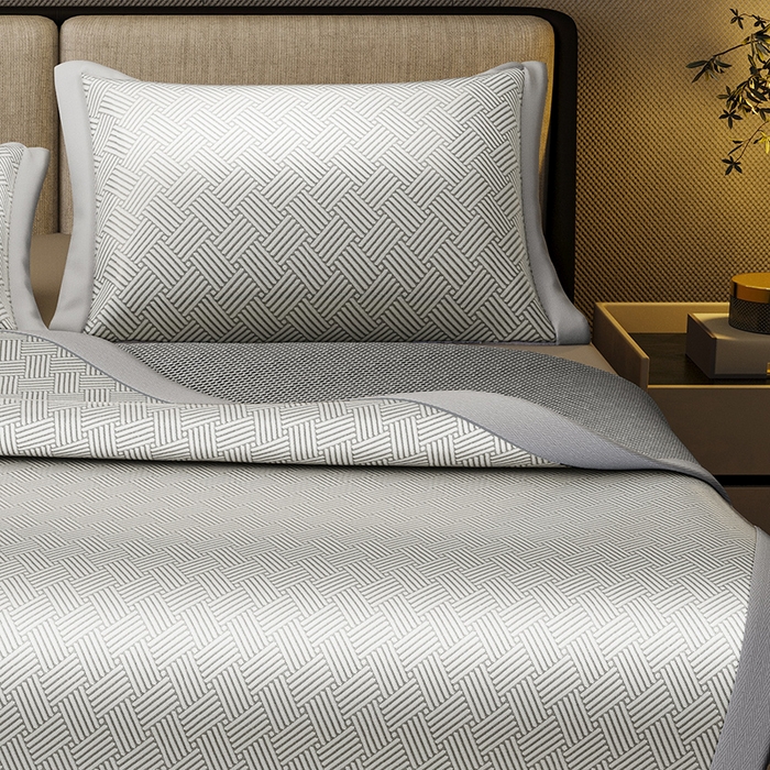 91家纺网 家纺一手货源 找家纺 阿牛席业 2025新款水洗冰晶系列-宽头绣复三明治条席 饼干花-灰-反面三明治款条席