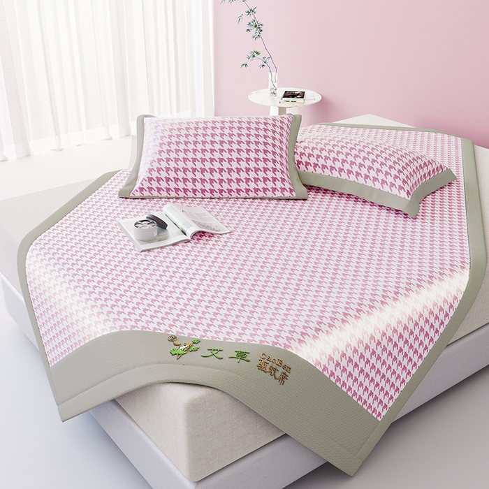 91家纺网 家纺一手货源 找家纺 阿牛席业 2025新款水洗冰晶系列-宽头绣复三明治条席 大千鸟格-粉-反面三明治款条席