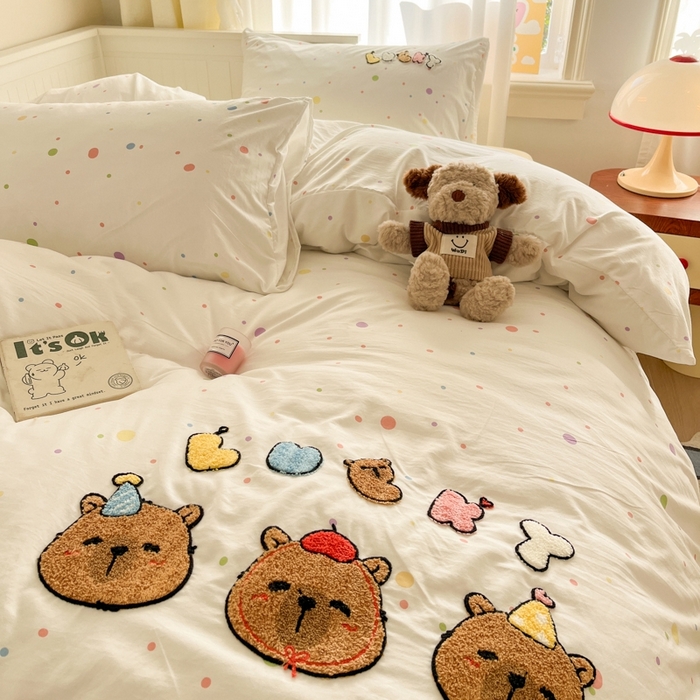 91家纺网 家纺一手货源 找家纺 葡萄家 2025专版高克重超萌卡通格子双拼毛巾绣软糯糯水洗棉四件套 糖果卡皮巴拉