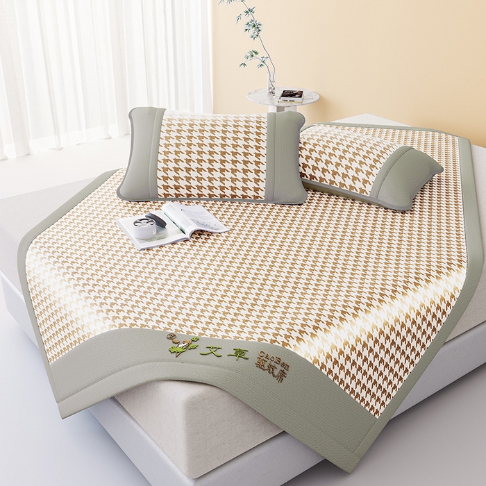 91家纺网 家纺一手货源 找家纺 阿牛席业 2025新款水洗冰晶系列-宽头绣复无纺布条席 大千鸟格-咖-反面无纺布款条席