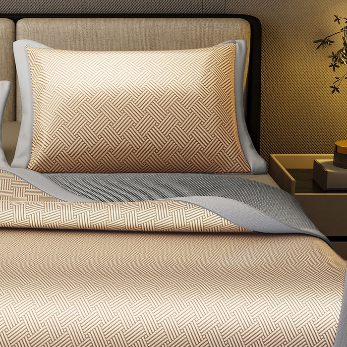 91家纺网 家纺一手货源 找家纺 阿牛席业 2025新款水洗冰晶系列-宽头绣复三明治条席 饼干花-咖-反面三明治款条席