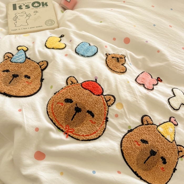 91家纺网 家纺一手货源 找家纺 葡萄家 2025专版高克重超萌卡通格子双拼毛巾绣软糯糯水洗棉四件套 糖果卡皮巴拉