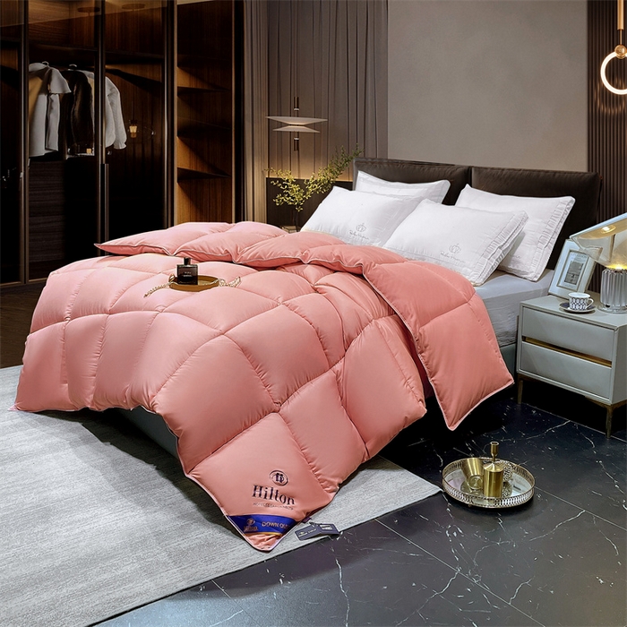 91家纺网 家纺一手货源 找家纺 招财星2店仓储 2025新款款全棉防羽布希尔顿被 豆沙色