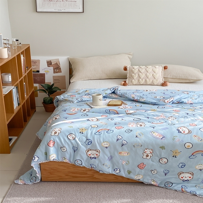 91家纺网 家纺一手货源 找家纺 心卓婴童馆 2025新款A类针织棉被芯—影棚图 彩虹熊-蓝