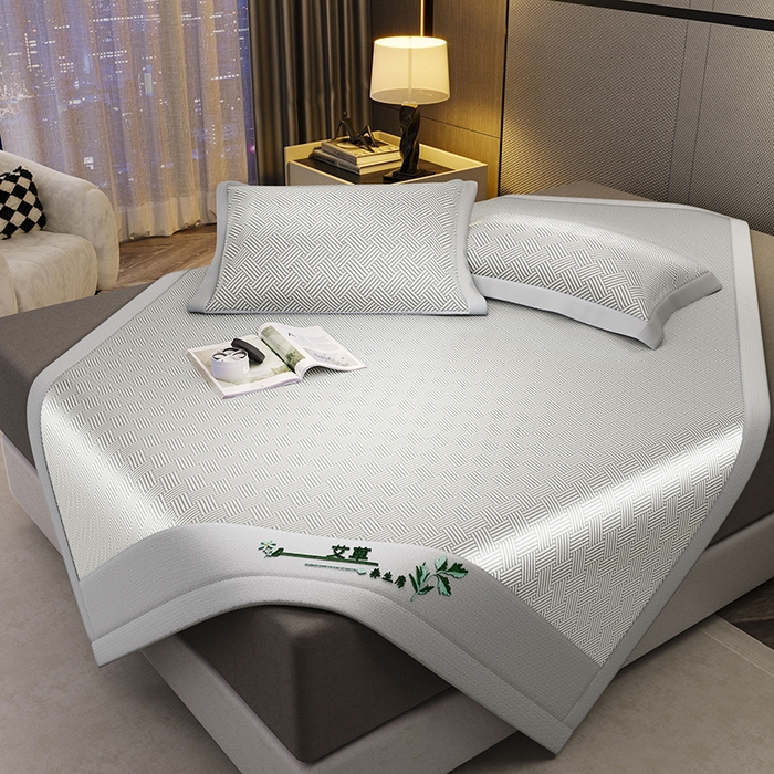 91家纺网 家纺一手货源 找家纺 阿牛席业 2025新款水洗冰晶系列-宽头绣复三明治条席 饼干花-灰-反面三明治款条席