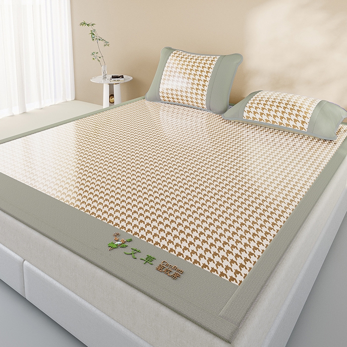 91家纺网 家纺一手货源 找家纺 阿牛席业 2025新款水洗冰晶系列-宽头绣复无纺布条席 大千鸟格-咖-反面无纺布款条席