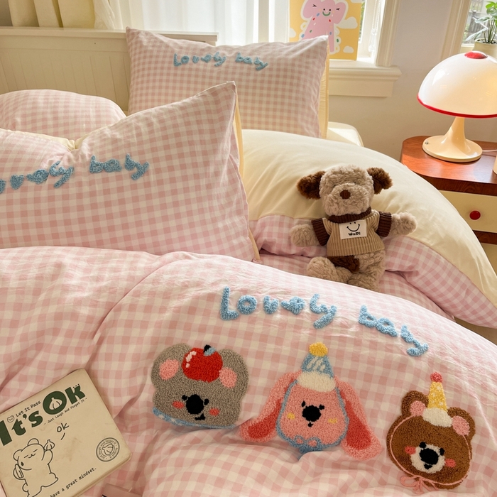 91家纺网 家纺一手货源 找家纺 葡萄家 2025专版高克重超萌卡通格子双拼毛巾绣软糯糯水洗棉四件套 森林派对