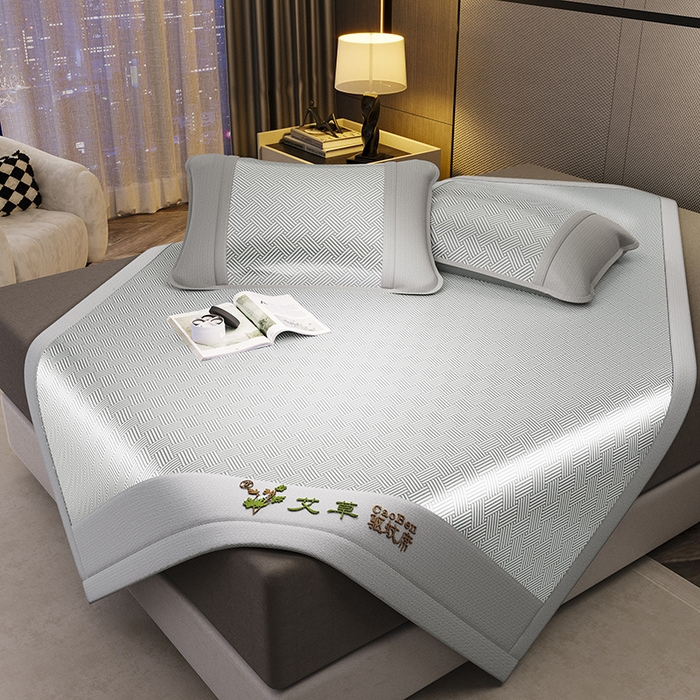 91家纺网 家纺一手货源 找家纺 阿牛席业 2025新款水洗冰晶系列-宽头绣复无纺布条席 饼干花-灰-反面无纺布款条席