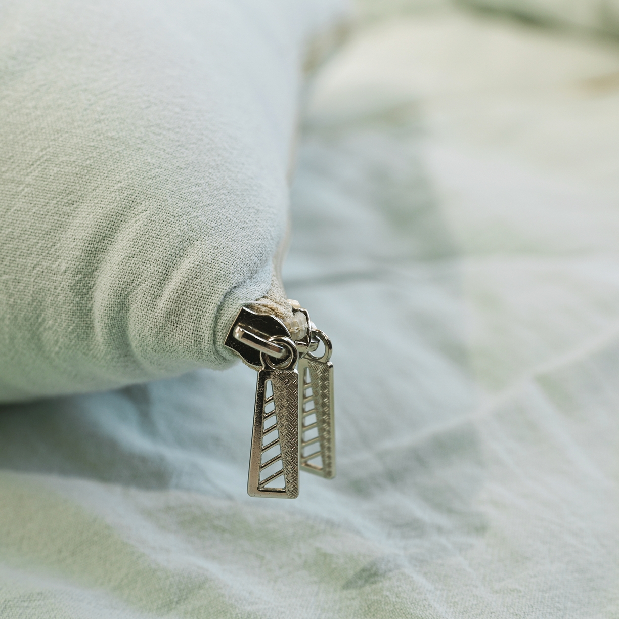 91家纺网 家纺一手货源 找家纺 番茄+ 2025新款全棉麻感纯色抱枕被 浅蓝