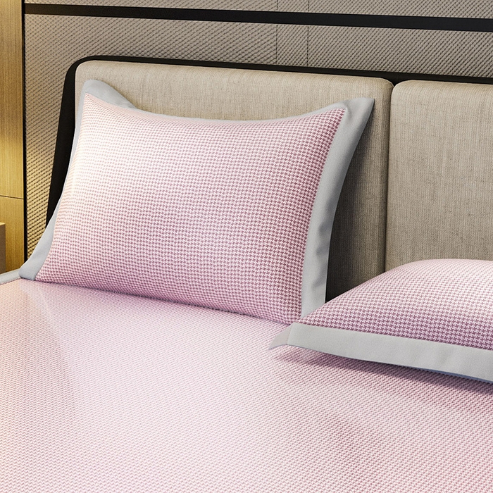 91家纺网 家纺一手货源 找家纺 阿牛席业 2025新款水洗冰晶系列-宽头绣复三明治条席 小牙格-粉-反面三明治款条席