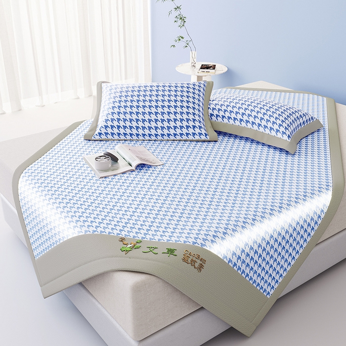 91家纺网 家纺一手货源 找家纺 阿牛席业 2025新款水洗冰晶系列-宽头绣复三明治条席 大千鸟格-蓝-反面三明治款条席