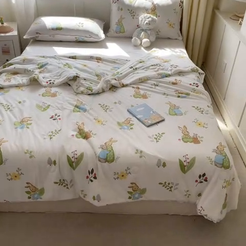 91家纺网 家纺一手货源 找家纺 心卓婴童馆 2025新款A类针织棉被芯—影棚图 小兔团子