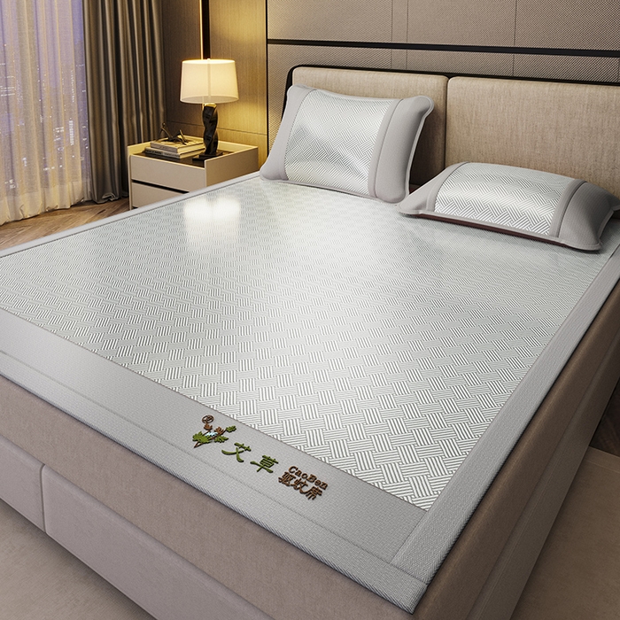 91家纺网 家纺一手货源 找家纺 阿牛席业 2025新款水洗冰晶系列-宽头绣复无纺布条席 饼干花-灰-反面无纺布款条席