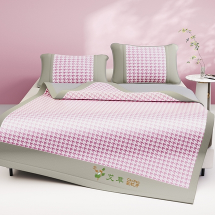 91家纺网 家纺一手货源 找家纺 阿牛席业 2025新款水洗冰晶系列-宽头绣复无纺布条席 大千鸟格-粉-反面无纺布款条席