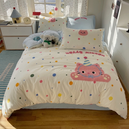 91家纺网 家纺一手货源 找家纺 顾里家纺 2025新款ins少女心毛巾绣云朵棉四件套 波点粉猫