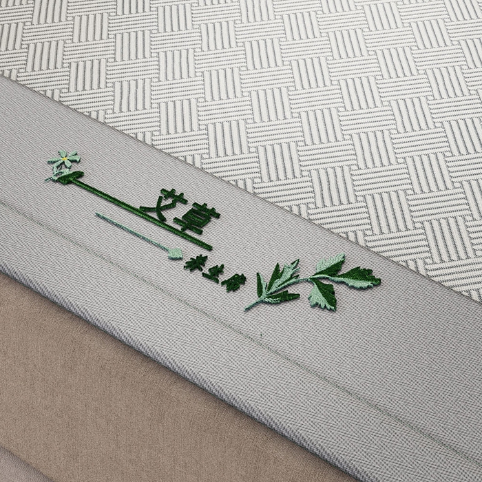 91家纺网 家纺一手货源 找家纺 阿牛席业 2025新款水洗冰晶系列-宽头绣复三明治条席 饼干花-灰-反面三明治款条席