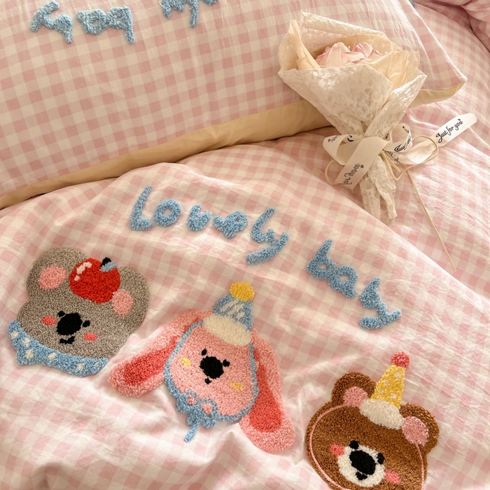 91家纺网 家纺一手货源 找家纺 葡萄家 2025专版高克重超萌卡通格子双拼毛巾绣软糯糯水洗棉四件套 森林派对