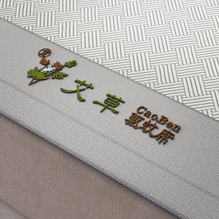 91家纺网 家纺一手货源 找家纺 阿牛席业 2025新款水洗冰晶系列-宽头绣复无纺布条席 饼干花-灰-反面无纺布款条席