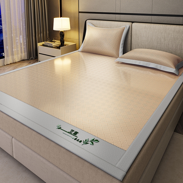 91家纺网 家纺一手货源 找家纺 阿牛席业 2025新款水洗冰晶系列-宽头绣复三明治条席 饼干花-咖-反面三明治款条席