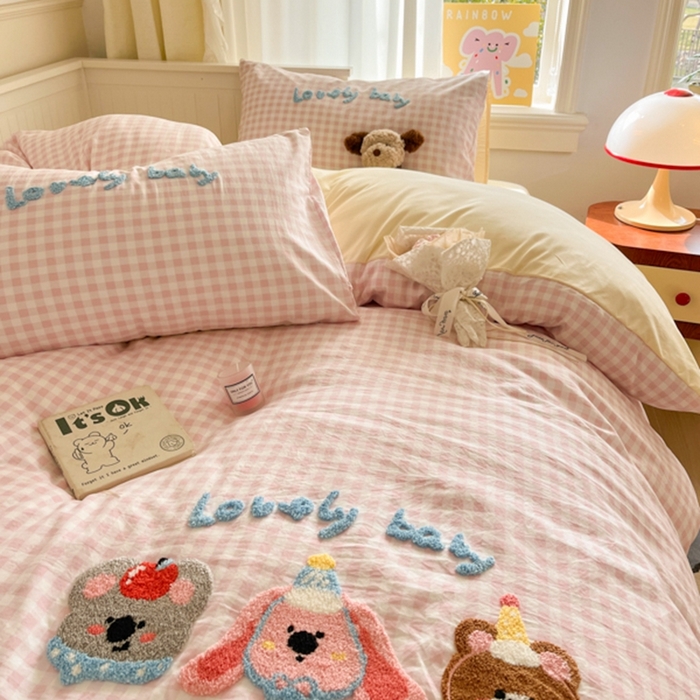 91家纺网 家纺一手货源 找家纺 葡萄家 2025专版高克重超萌卡通格子双拼毛巾绣软糯糯水洗棉四件套 森林派对