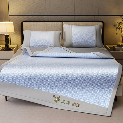 91家纺网 家纺一手货源 找家纺 阿牛席业 2025新款水洗冰晶系列-宽头绣复无纺布条席 饼干花-蓝-反面无纺布款条席