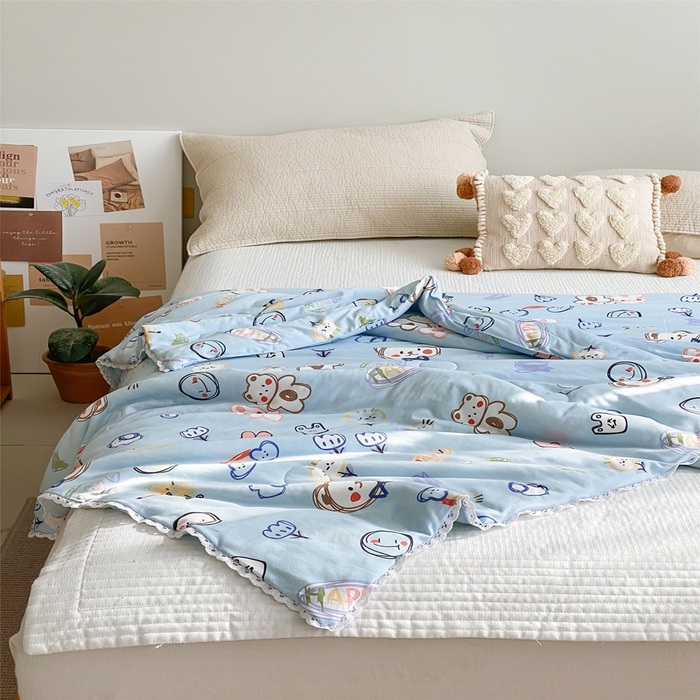 91家纺网 家纺一手货源 找家纺 心卓婴童馆 2025新款A类针织棉被芯—影棚图 彩虹熊-蓝