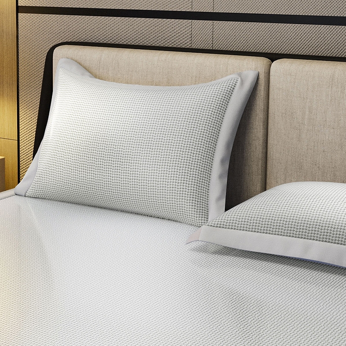 91家纺网 家纺一手货源 找家纺 阿牛席业 2025新款水洗冰晶系列-宽头绣复三明治条席 小牙格-灰-反面三明治款条席