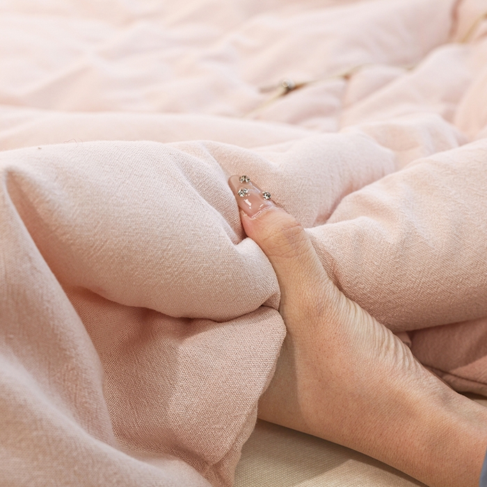 91家纺网 家纺一手货源 找家纺 番茄+ 2025新款全棉麻感纯色抱枕被 粉玉