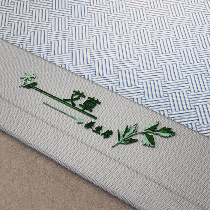 91家纺网 家纺一手货源 找家纺 阿牛席业 2025新款水洗冰晶系列-宽头绣复三明治条席 饼干花-蓝-反面三明治款条席