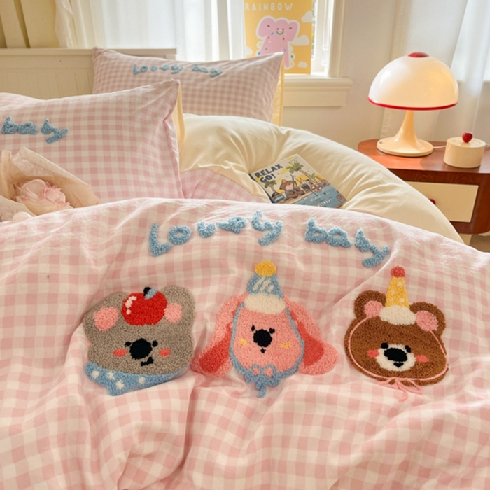 91家纺网 家纺一手货源 找家纺 葡萄家 2025专版高克重超萌卡通格子双拼毛巾绣软糯糯水洗棉四件套 森林派对