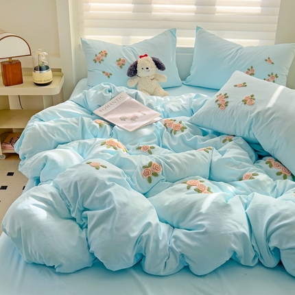 91家纺网 家纺一手货源 找家纺 你好美丽 2025新款水洗棉毛巾绣花朵花漾四件套 花漾蓝