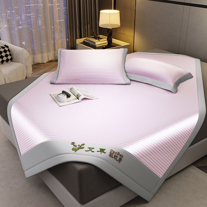 91家纺网 家纺一手货源 找家纺 阿牛席业 2025新款水洗冰晶系列-宽头绣复三明治条席 水云间-粉-反面三明治款条席