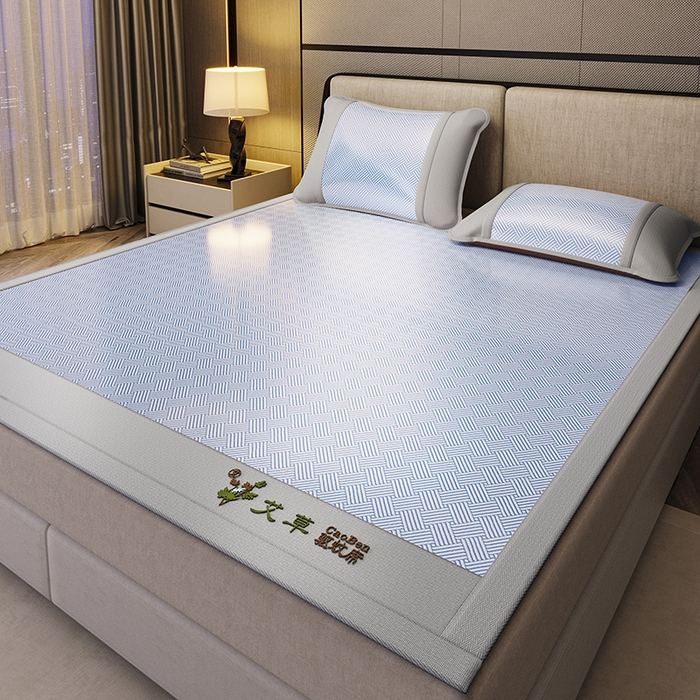 91家纺网 家纺一手货源 找家纺 阿牛席业 2025新款水洗冰晶系列-宽头绣复无纺布条席 饼干花-蓝-反面无纺布款条席