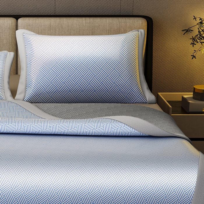 91家纺网 家纺一手货源 找家纺 阿牛席业 2025新款水洗冰晶系列-宽头绣复三明治条席 饼干花-蓝-反面三明治款条席