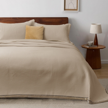 91家纺网 家纺一手货源 找家纺 恩和家纺 2025新款包边款星光压花床盖 卡其