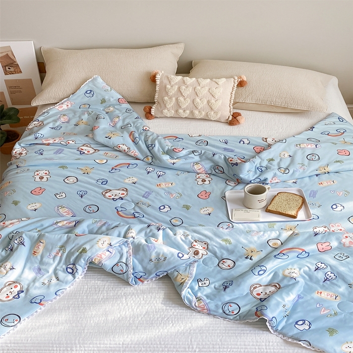 91家纺网 家纺一手货源 找家纺 心卓婴童馆 2025新款A类针织棉被芯—影棚图 彩虹熊-蓝